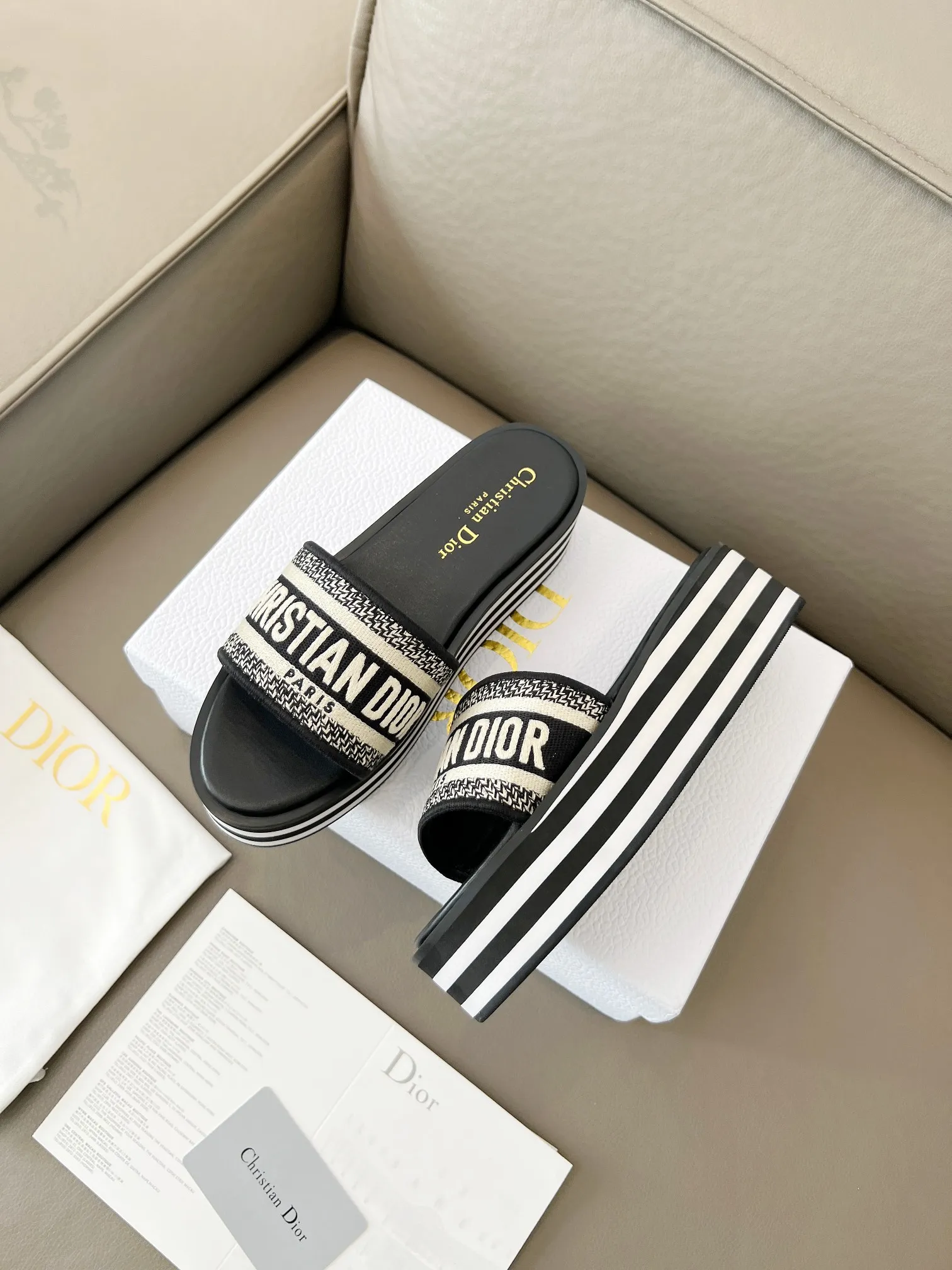 👟👟Ex-factory price 480👟👟 Dior's new spring and summer IVIETA DWAY jelly-colored flat-soled one-slip women's shoes with CD letter logo three-dimensional embroidery thick-soled round toe open-toe slippers. The original version is developed to be the top version on the market. It feels soft and delicate on the feet and is extremely comfortable. Material: Upper imported raffia electric embroidery high-temperature water-soluble cotton technical fabric + water-dyed cowhide foot pad lining + original consistent combination outsole Outsole: original outsole Size: 35-42 (40.41.42 custom-made, non-refundable and non-exchangeable)